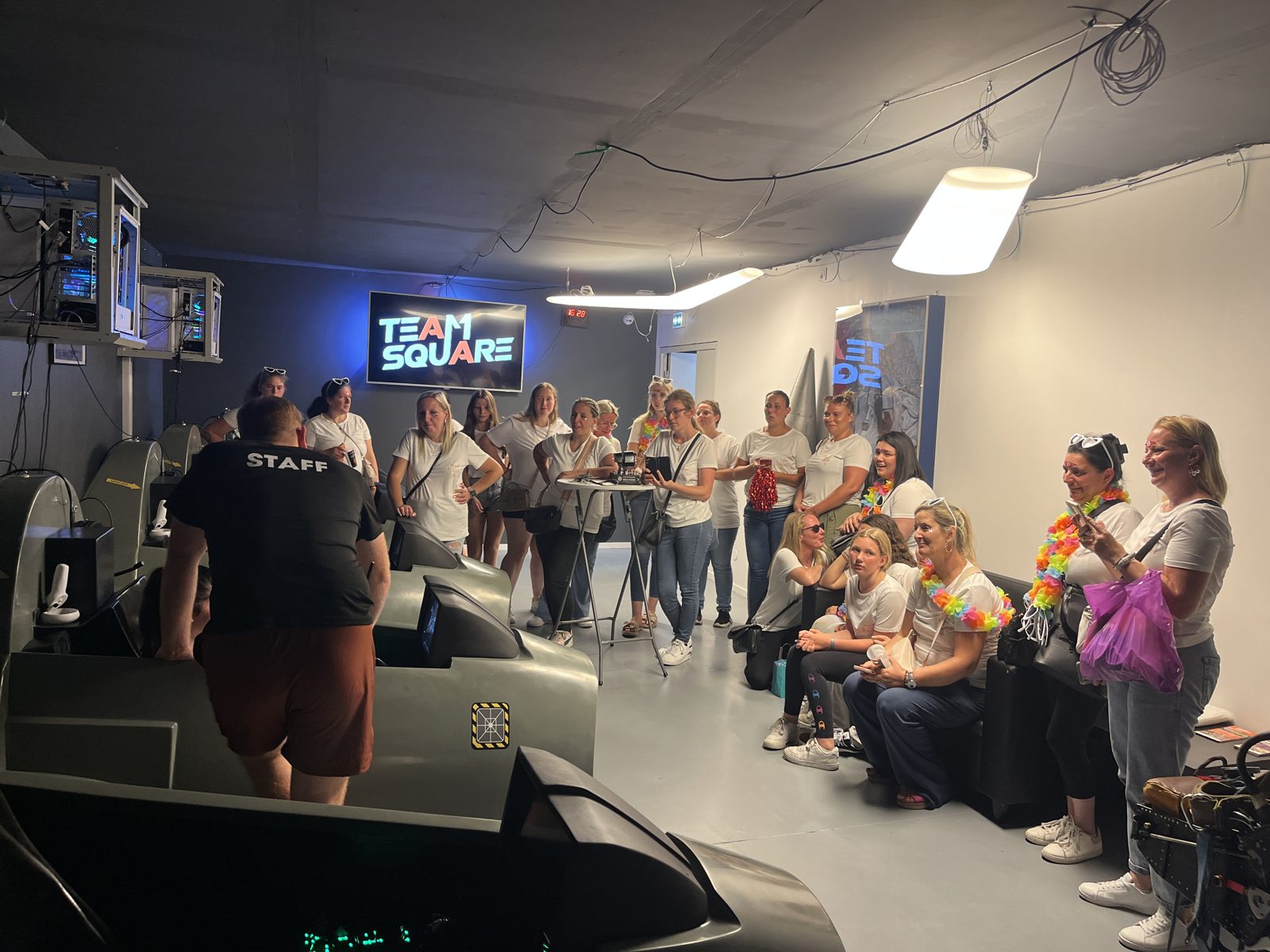 Un groupe partage une séance de simulateur chez Team Square